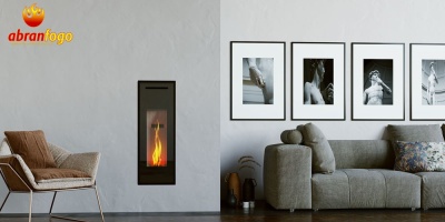 Sala de estar com lareira embutida preta, sofá castanho claro, cadeira com estrutura metálica, quadros a preto e branco na parede