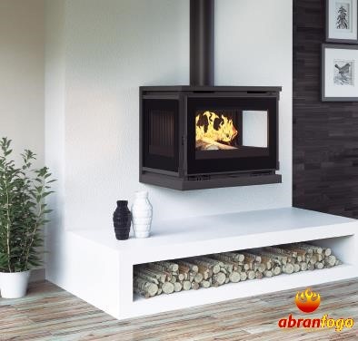 Lareira suspensa preta com vidro e bancada branca com troncos de madeira