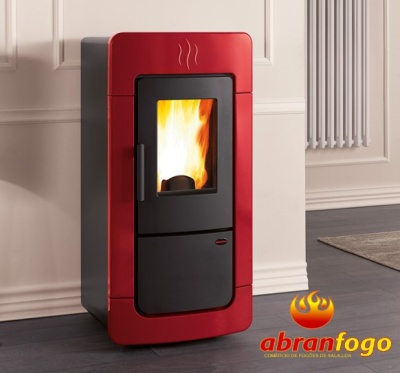 Estufa de pellets vermelha com vidro preto e fogo visível
