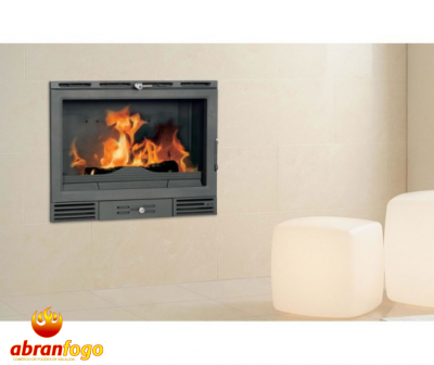 Lareira embutida preta a arder junto a dois pufes brancos redondos