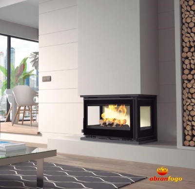 Lareira moderna embutida com vidro preto e toras empilhadas ao lado.