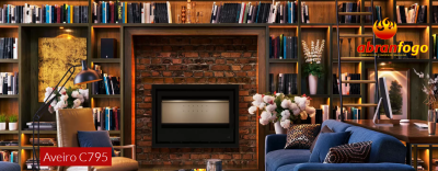 Lareira embutida Aveiro C795 numa parede de tijolos com estante de madeira e livros, decoração com flores e móveis coloridos