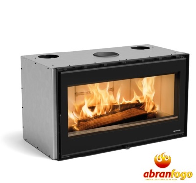 Lareira a lenha embutida com fogo visível