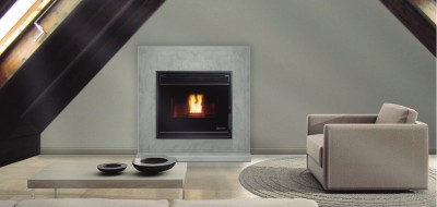 Lareira moderna embutida numa parede com sofá e mesa baixa numa sala minimalista