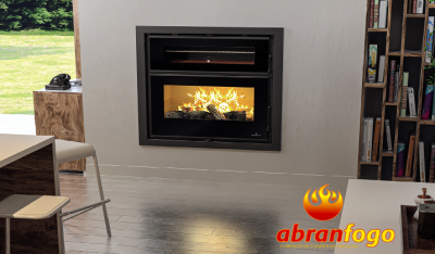 Lareira embutida preta com fogo aceso numa sala moderna com estante e janela para jardim