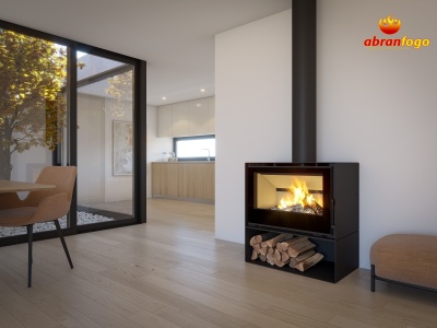 Lareira a lenha moderna preta com vidro numa sala com chão de madeira e janela para pátio com árvore