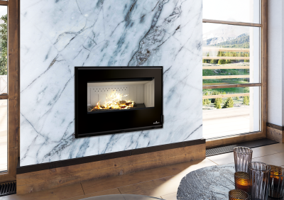 Lareira moderna embutida em parede de mármore com fogo ativo e vista de montanha