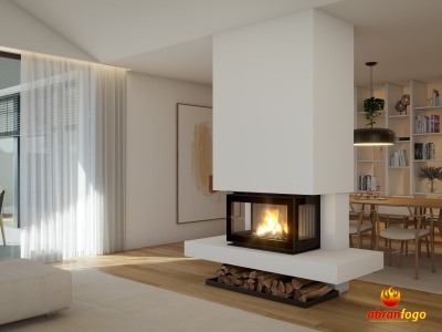 Lareira branca embutida com vidro preto e fogo aceso numa sala moderna com chão de madeira e cortinas brancas