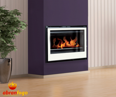 Lareira embutida moderna numa parede roxa com planta ao lado e chão de madeira clara