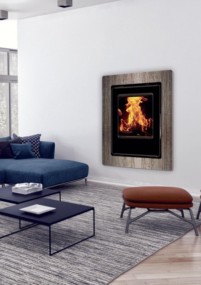 Sala moderna com lareira embutida, sofá azul, mesa preta e banco castanho