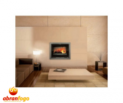 Lareira embutida numa sala moderna com móveis castanhos e paredes bege