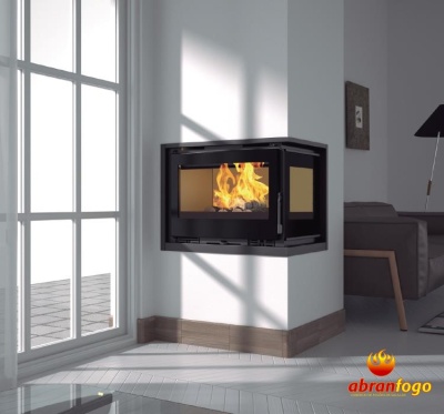 Lareira embutida de canto com vidro e fogo aceso