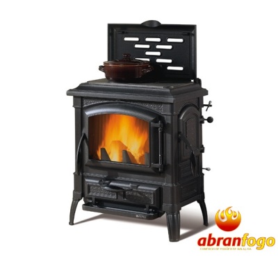 Lareira a lenha preta em ferro fundido com fogo visível e logótipo abranafogo