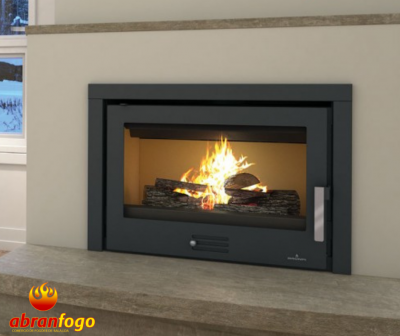 Lareira embutida com estrutura metálica preta e vidro frontal
