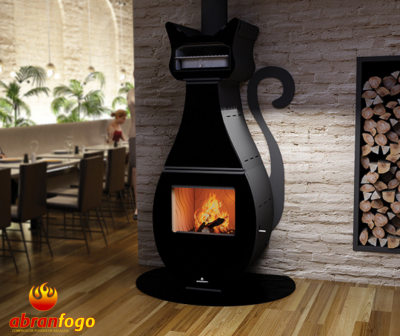 Lareira preta em forma de gato com fogo aceso e suporte de lenha ao lado