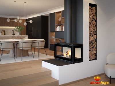 Lareira moderna de vidro e metal preto numa sala com cadeiras estofadas bege e móveis de madeira clara.