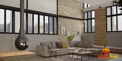 Sala com sofá cinzento, lareira suspensa preta e paredes com tijolos aparente