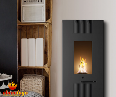 Lareira preta moderna com fogo visível junto a prateleiras de madeira com livros e objetos