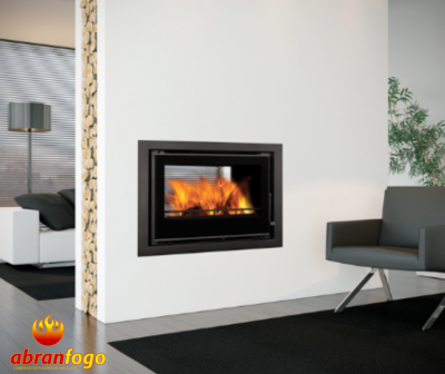 Lareira embutida preta com fogo numa sala moderna com cadeira cinzenta e parede branca