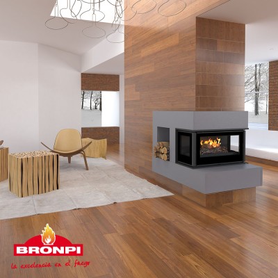 Lareira moderna BRONPI numa sala com chão de madeira clara e móveis simples