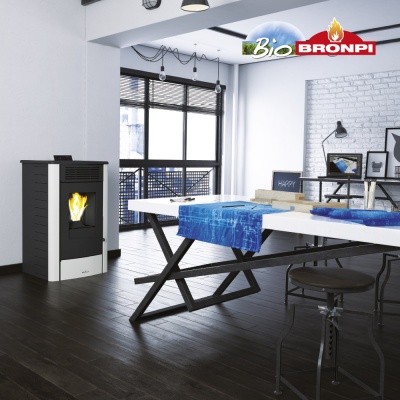 Lareira pellet preta Bio Bronpi numa sala moderna com mesa e cadeiras