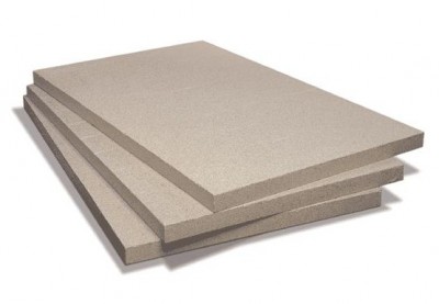 Três placas cinzentas retangulares empilhadas de material isolante.