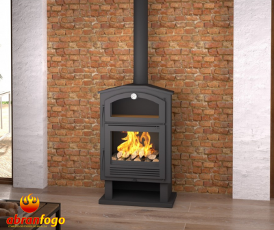 Lareira a lenha preta com vidro mostrando fogo e madeira, parede de tijolos e chão em madeira clara