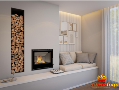 Sala com lareira embutida, nicho de lenha, banco estofado e quadros decorativos