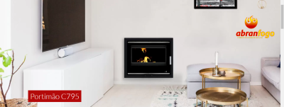Lareira embutida preta Portimão C795 numa sala moderna com móveis brancos e mesa dourada