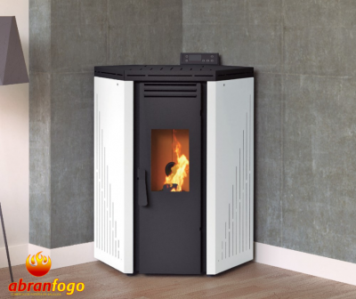 Lareira a pellets preta com painéis laterais brancos e fogo visível no interior