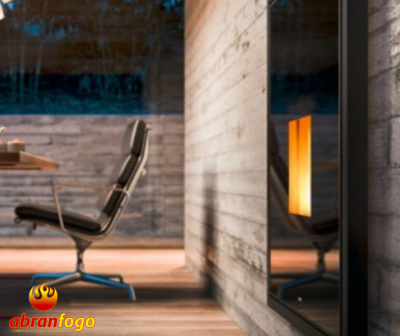 cadeira de escritório preta com estofamento em pele e base metálica