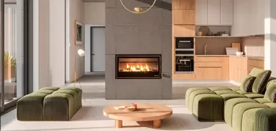 Sala de estar moderna com sofás verdes, lareira e cozinha