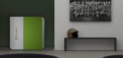 Consola de jogos verde e cinza com capacete e fotografia a preto e branco