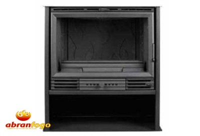 Lareira de ferro fundido preta com grelhas de ventilação e logótipo abranfogo