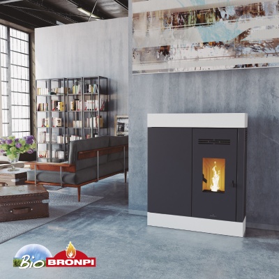 Lareira pellet preta e branca numa sala de estar moderna com estante, sofá e mala vintage