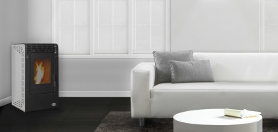 Sala de estar moderna com sofá branco, lareira e mesa de centro