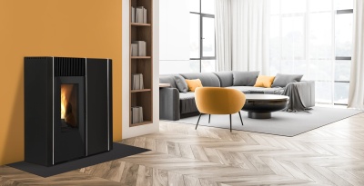 Sala de estar com lareira a pellet preta, sofá cinzento e poltrona amarela