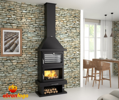 Lareira metálica preta com forno, parede de pedra e mobílias em ambiente interior