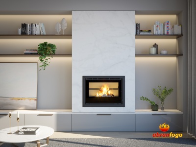 Lareira embutida moderna numa sala com estantes e decoração minimalista