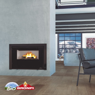 Lareira embutida com moldura preta num ambiente moderno com chão de madeira e vista de montanha.