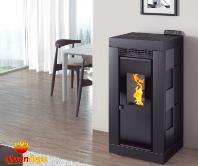 Lareira a pellets preta com fogo visível em ambiente interior moderno