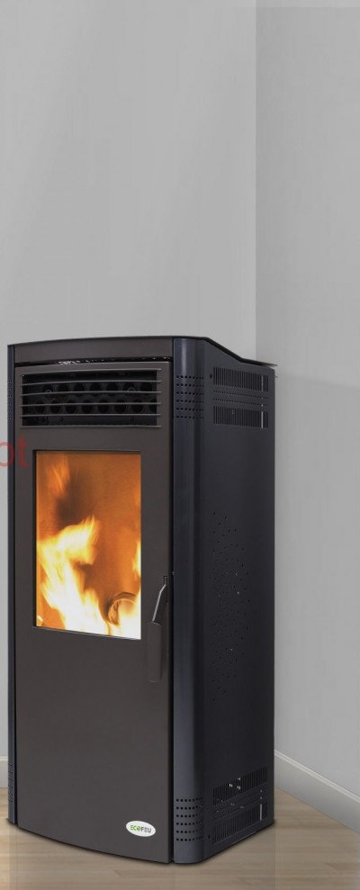 Estufa preta a pellet com fogo visível através do vidro frontal