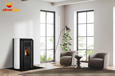 Lareira moderna de pellets preta e branca numa sala com poltronas cinza e janelas grandes