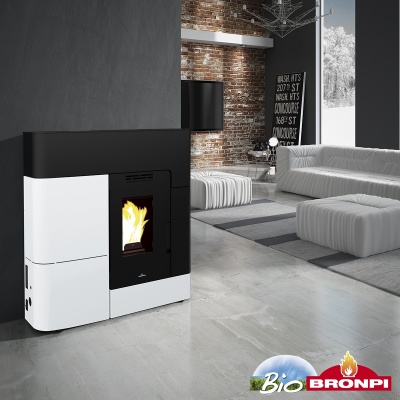 Lareira moderna preta e branca Bronpi com chama visível numa sala contemporânea com sofá branco