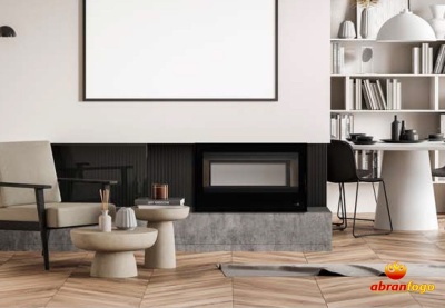 Lareira embutida preta numa sala de estar moderna com decoração neutra e estante de livros.