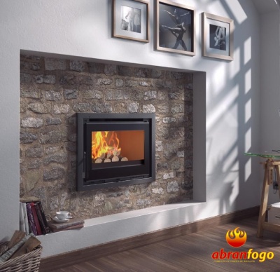 Lareira embutida com porta de vidro preto numa parede de pedra rústica em sala moderna