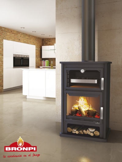 Lareira a lenha BRONPI preta com vidro frontal mostrando fogo sta numa cozinha moderna