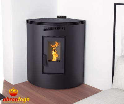 Salamandra redonda preta com chama visível, junto a sofá em sala