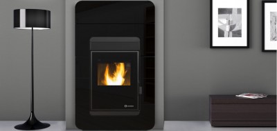 Lareira moderna preta com fogo aceso numa sala cinza, lâmpada de pé preta, molduras e móvel baixo escuro