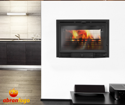 Recuperador de calor embutido numa parede branca com fogo visível